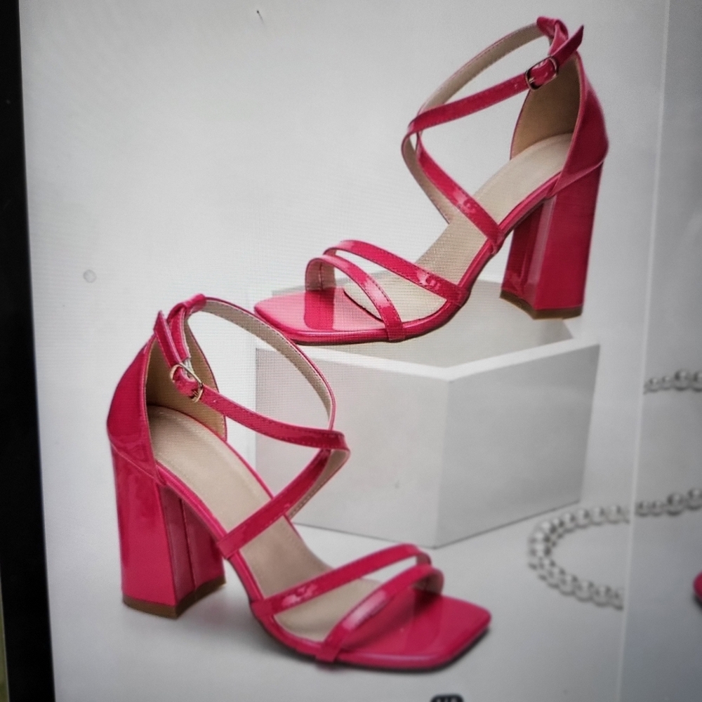 Criss cross chunky heeledstrap sandals